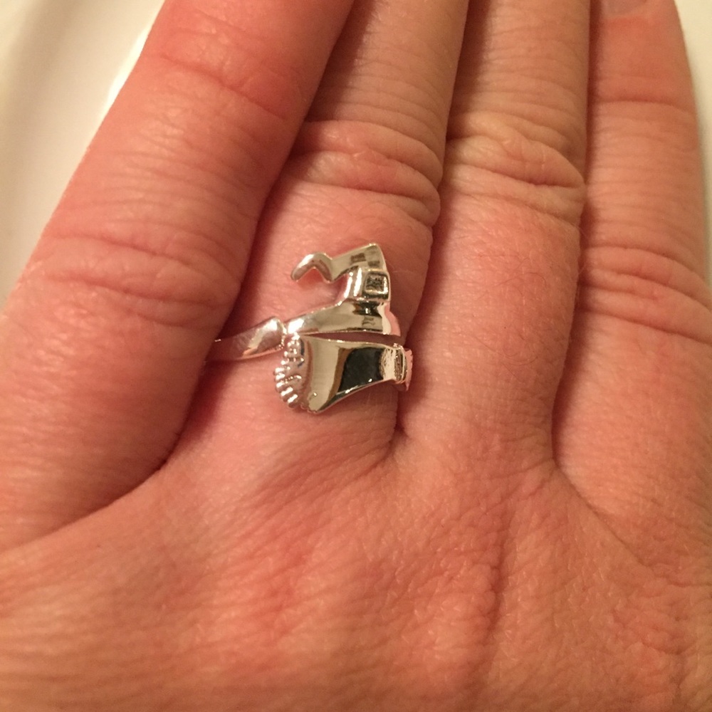🧙‍♀️ Witch hat and broom ring 🧹